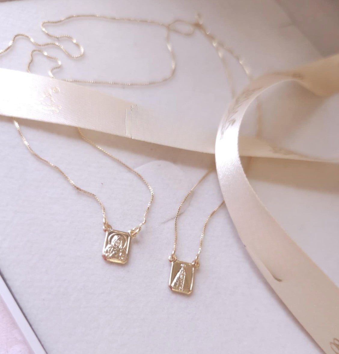Escapulário com Placa Mini – Nossa Senhora Aparecida e Sagrado Coração de Jesus