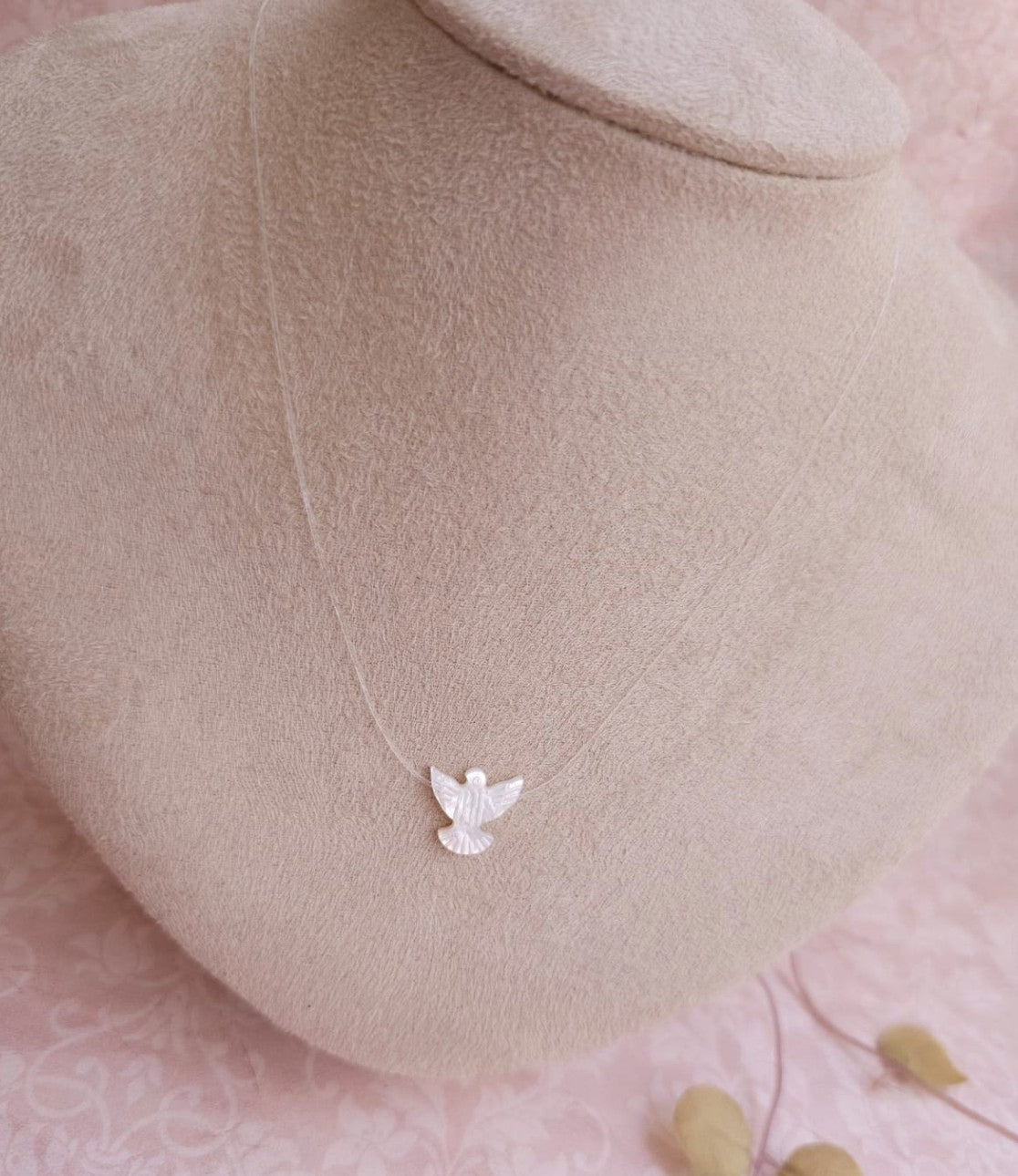 Colar com Espírito Santo em Madrepérola – Fio de Nylon
