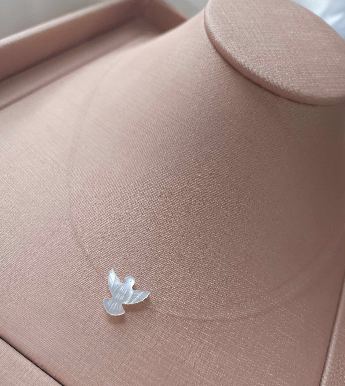 Colar com Espírito Santo em Madrepérola – Fio de Nylon