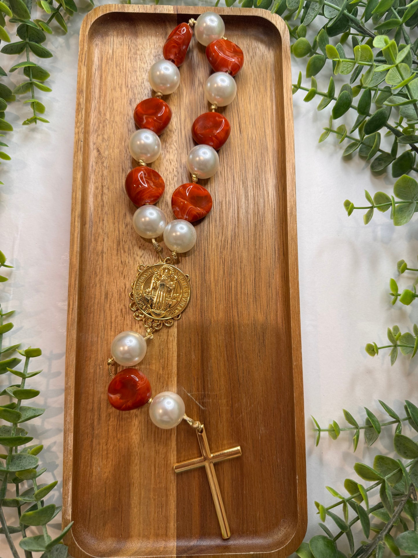 Collar de mesa decorativo con medalla de San Benito