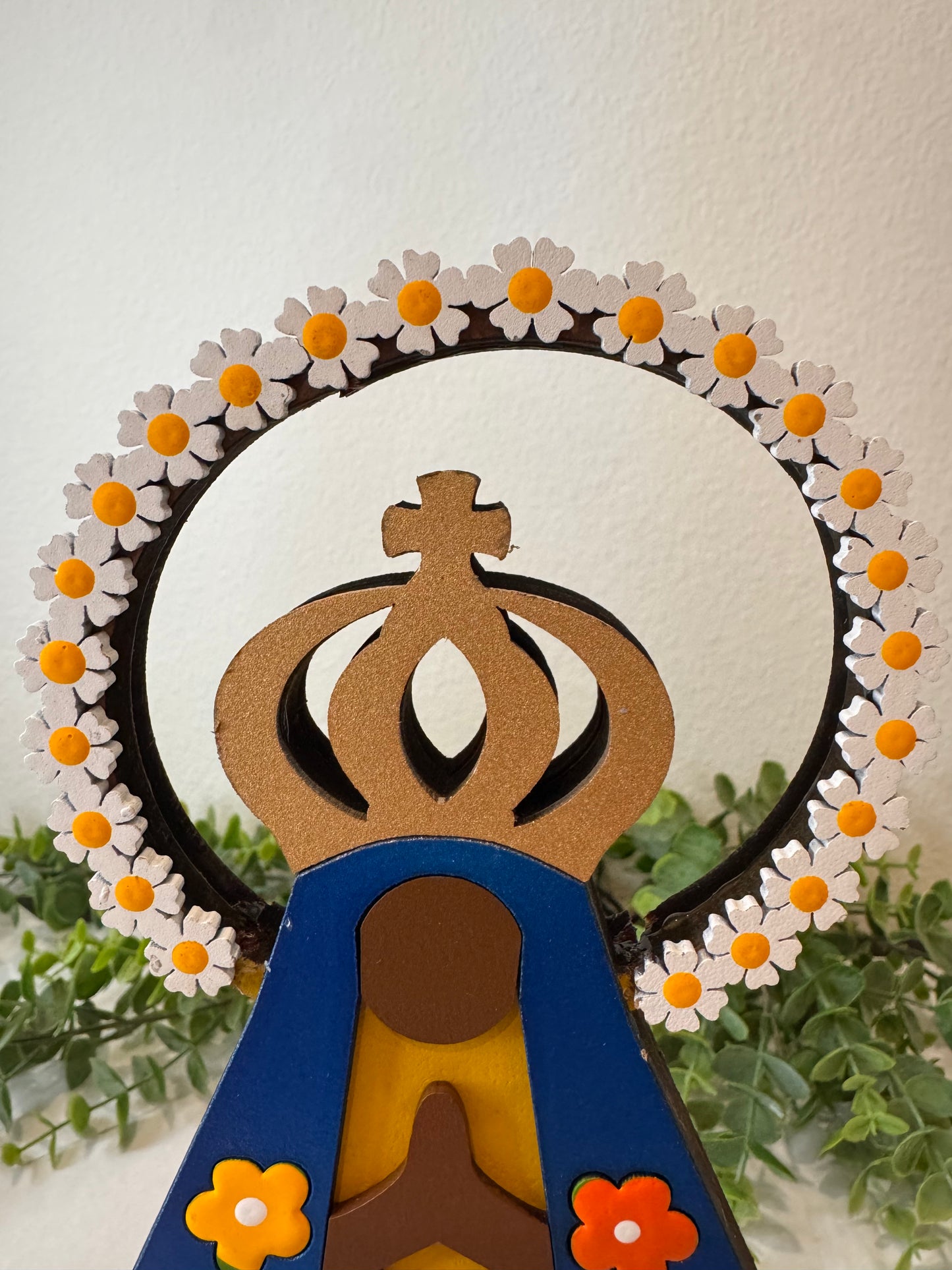 Nossa Senhora Aparecida com Esplendor Floral Branco – “Gratidão”