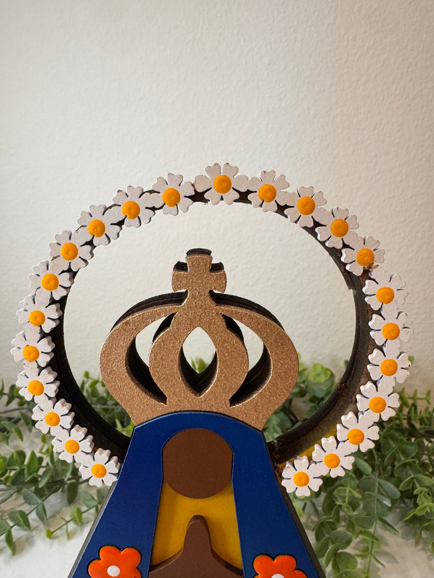 Nossa Senhora Aparecida com Esplendor Floral Branco – “Gratidão”