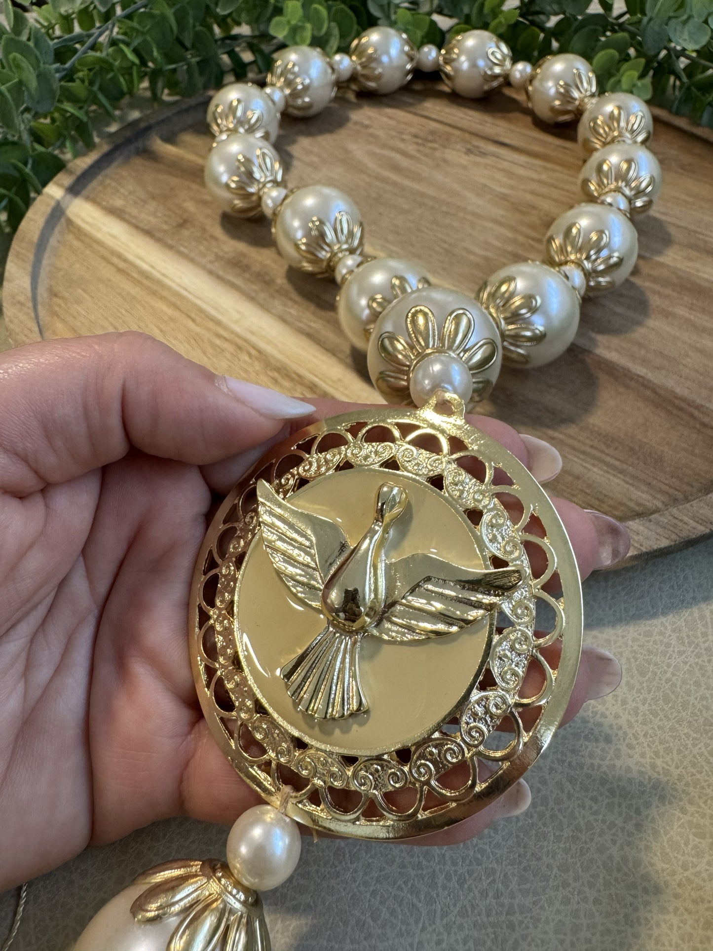 Colar Decorativo do Espírito Santo com Pérolas