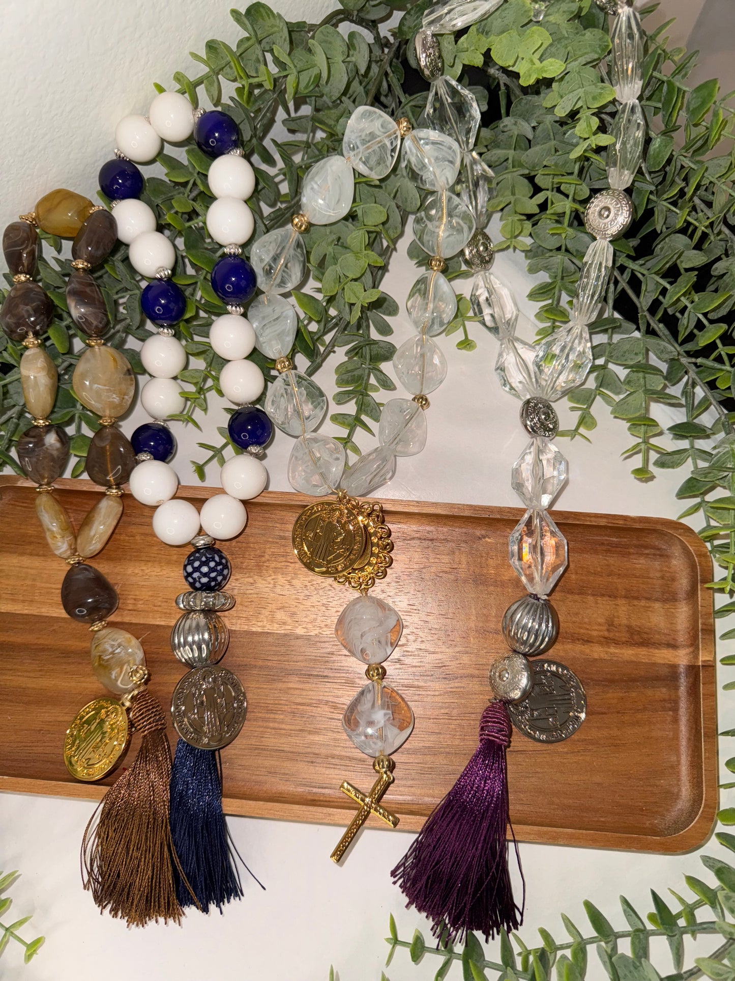 Collar de mesa decorativo con medalla de San Benito