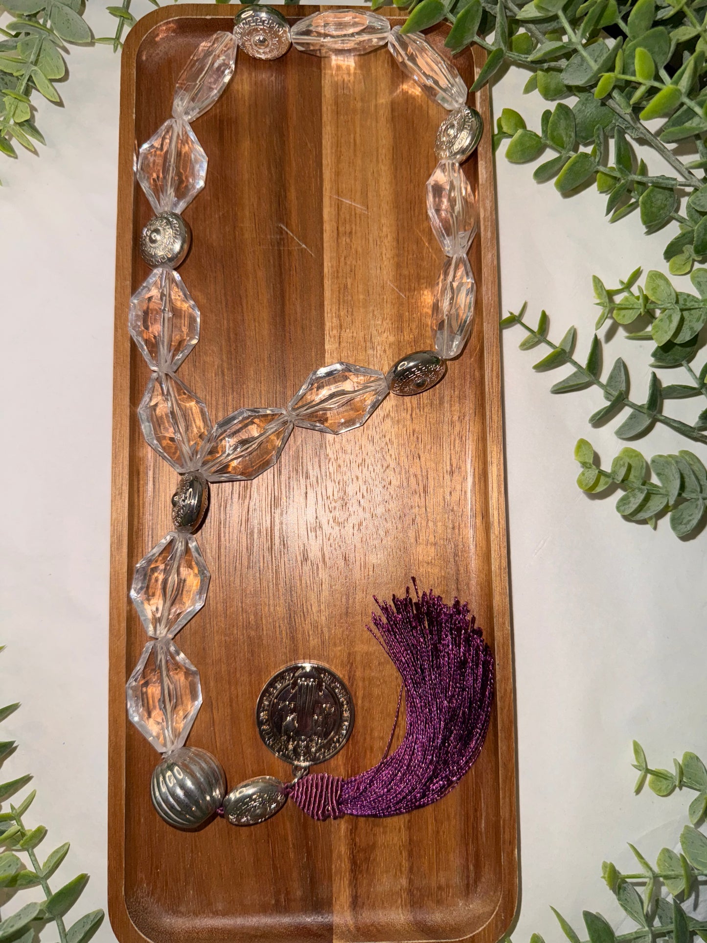 Collar de mesa decorativo con medalla de San Benito