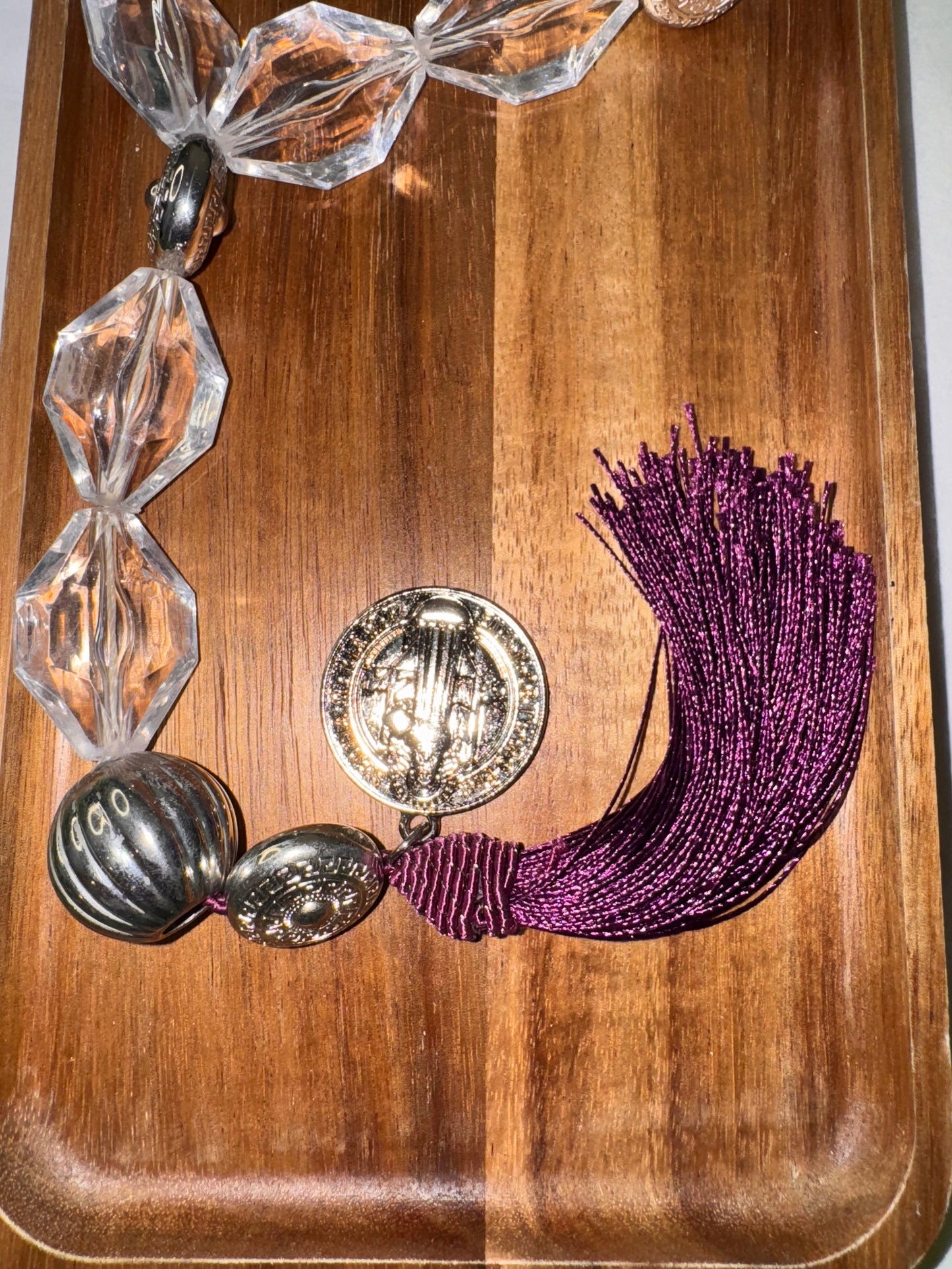 Collar de mesa decorativo con medalla de San Benito
