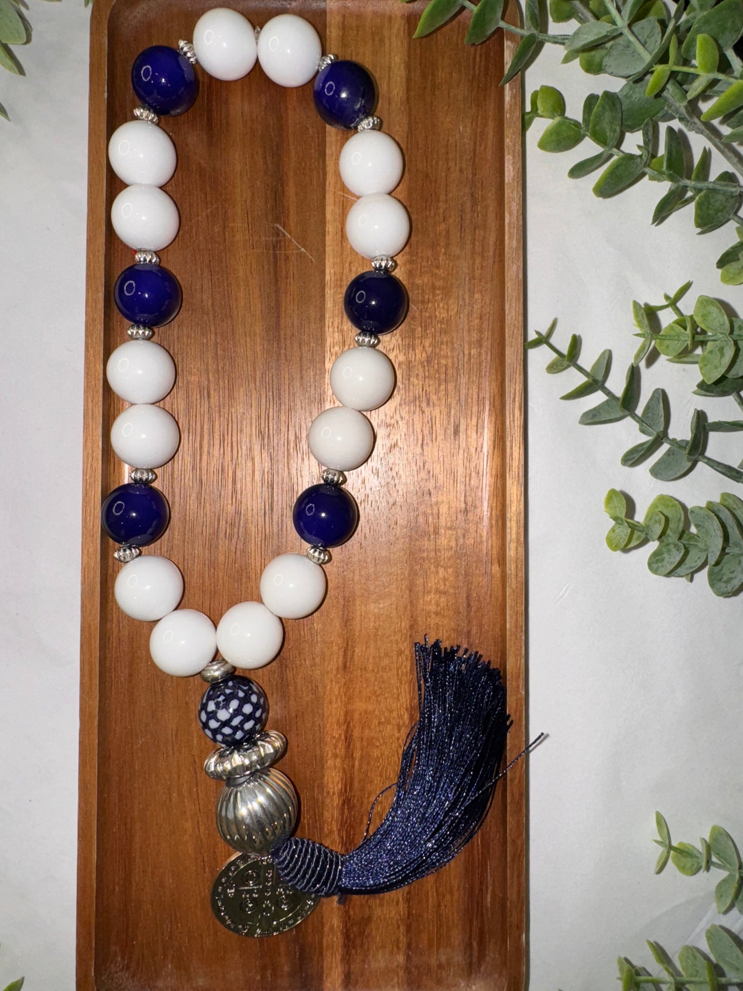 Collar de mesa decorativo con medalla de San Benito