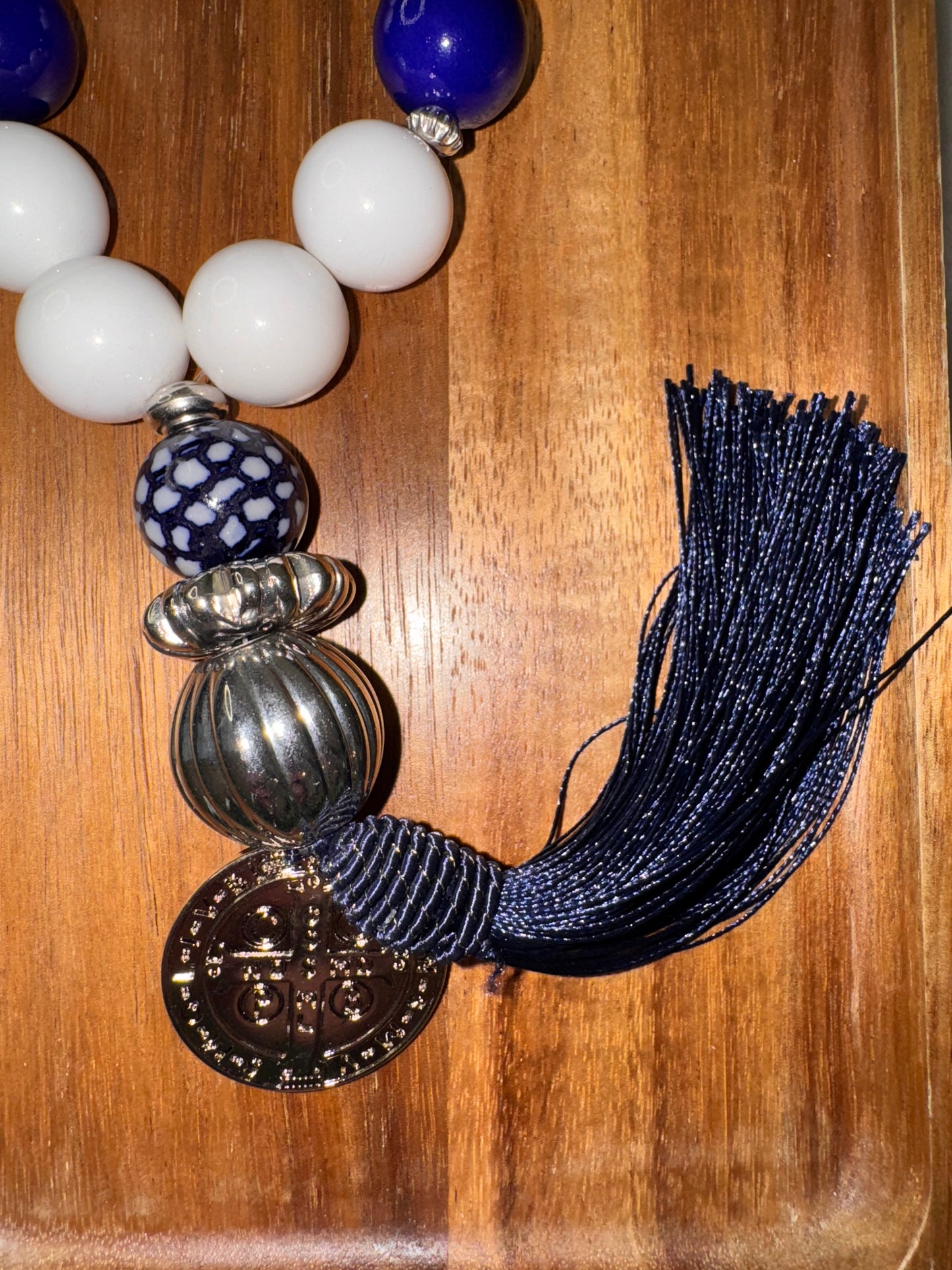 Collar de mesa decorativo con medalla de San Benito