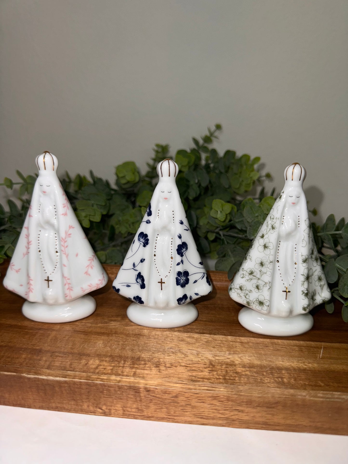 Imagen de Nuestra Señora en Porcelana – 10 cm con Detalles Dorados