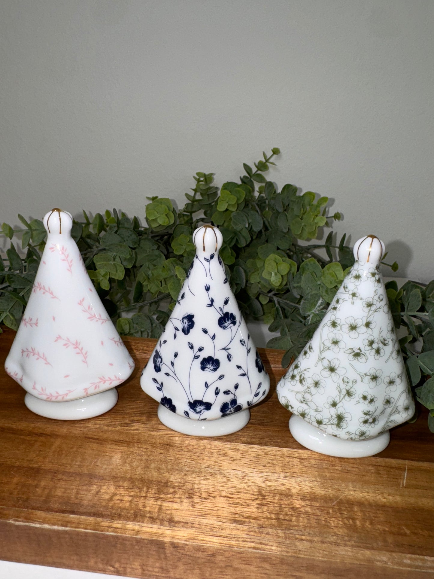 Imagen de Nuestra Señora en Porcelana – 10 cm con Detalles Dorados