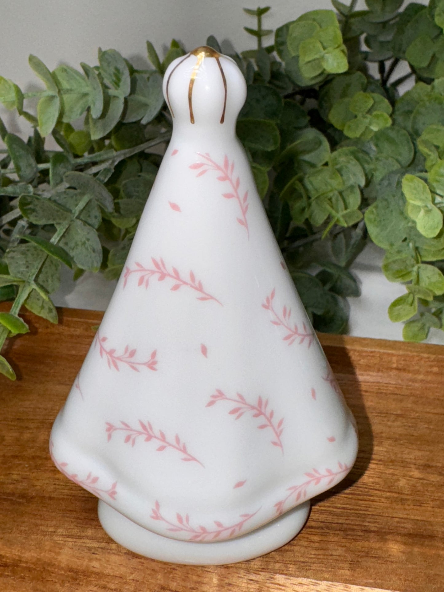 Imagen de Nuestra Señora en Porcelana – 10 cm con Detalles Dorados
