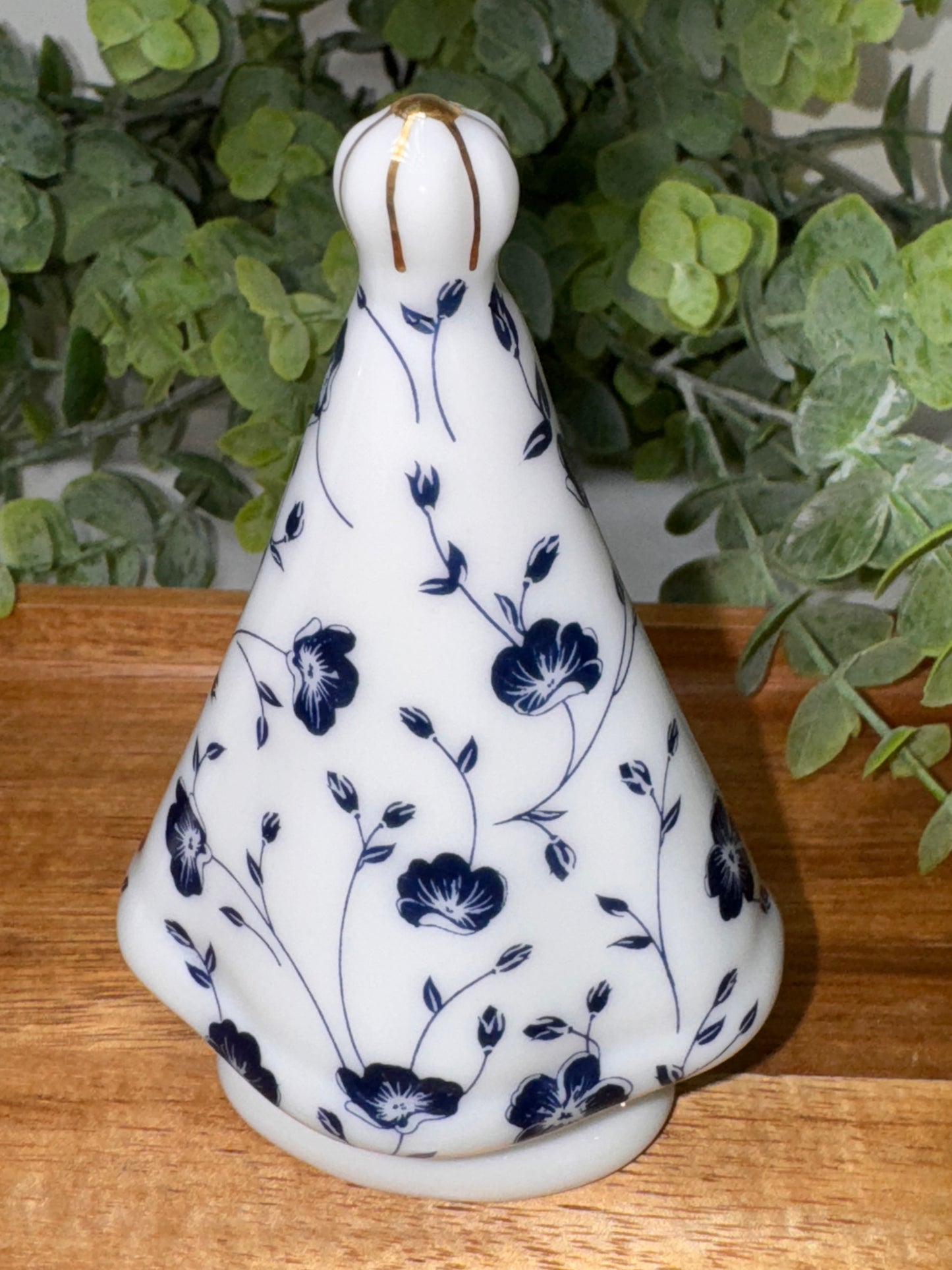 Imagen de Nuestra Señora en Porcelana – 10 cm con Detalles Dorados