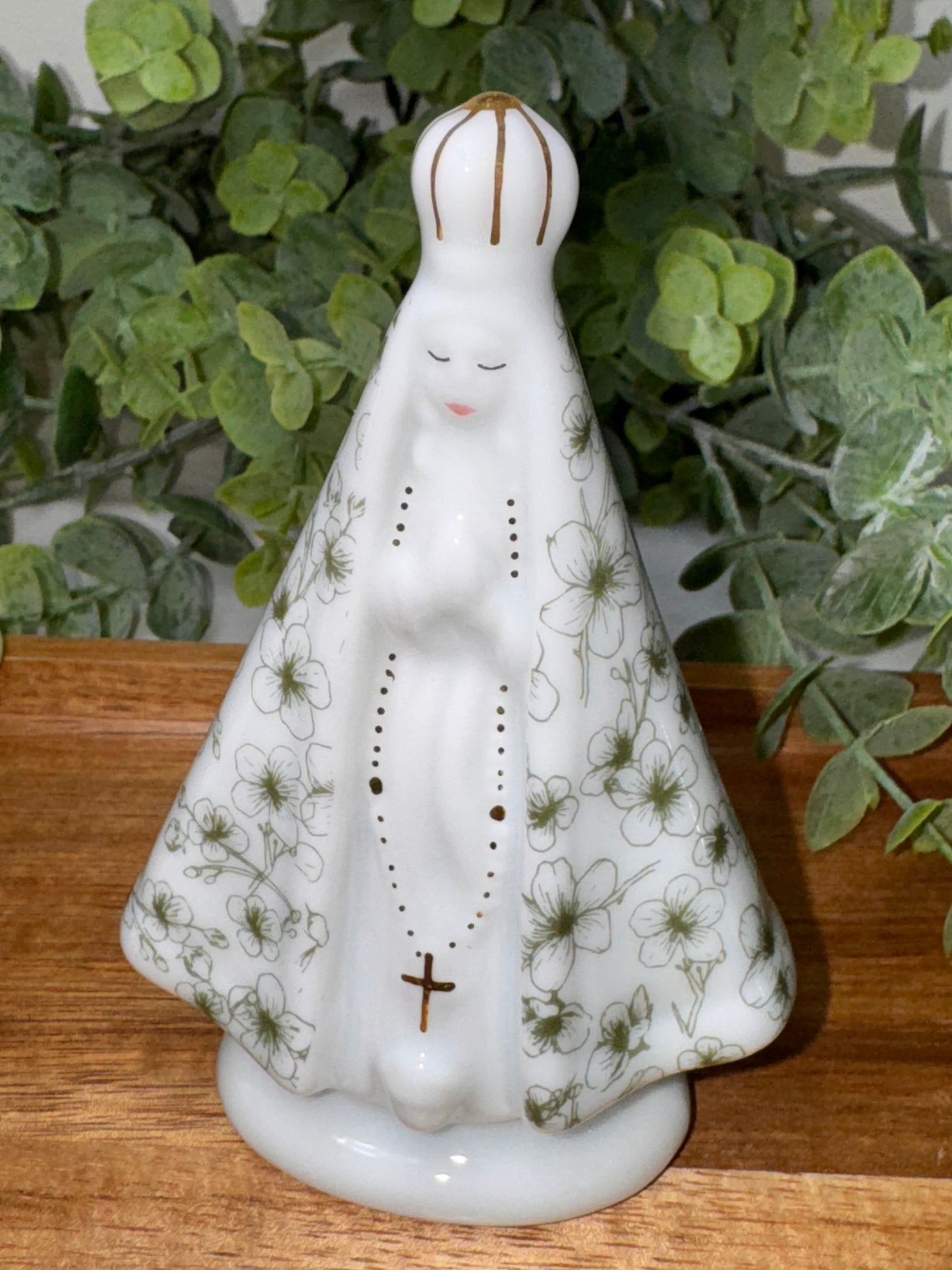 Imagen de Nuestra Señora en Porcelana – 10 cm con Detalles Dorados