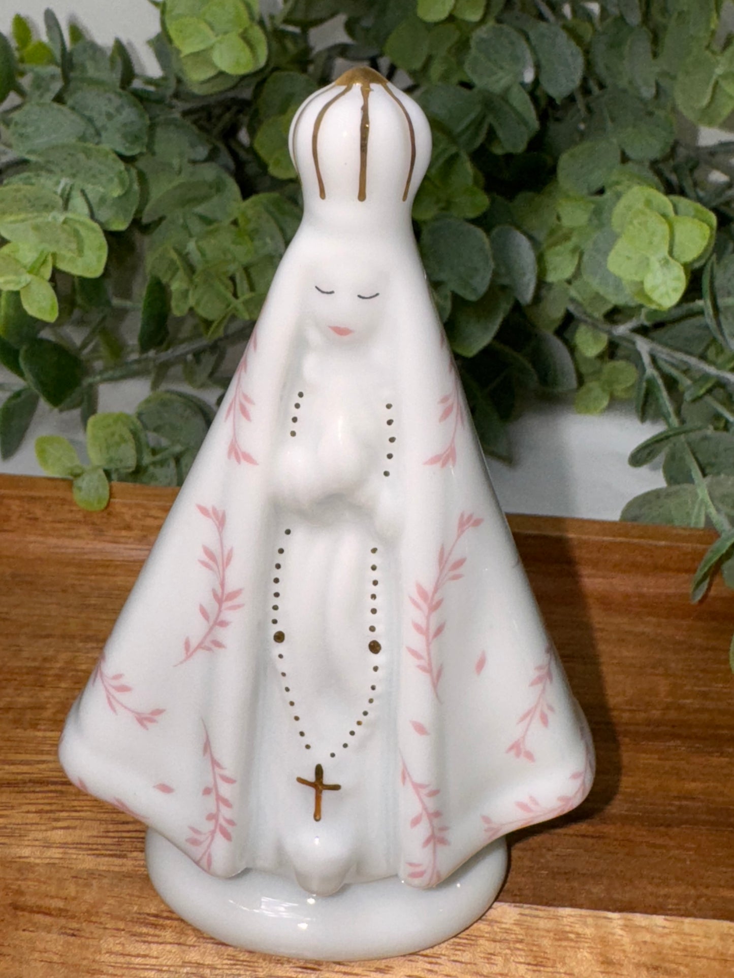 Imagen de Nuestra Señora en Porcelana – 10 cm con Detalles Dorados