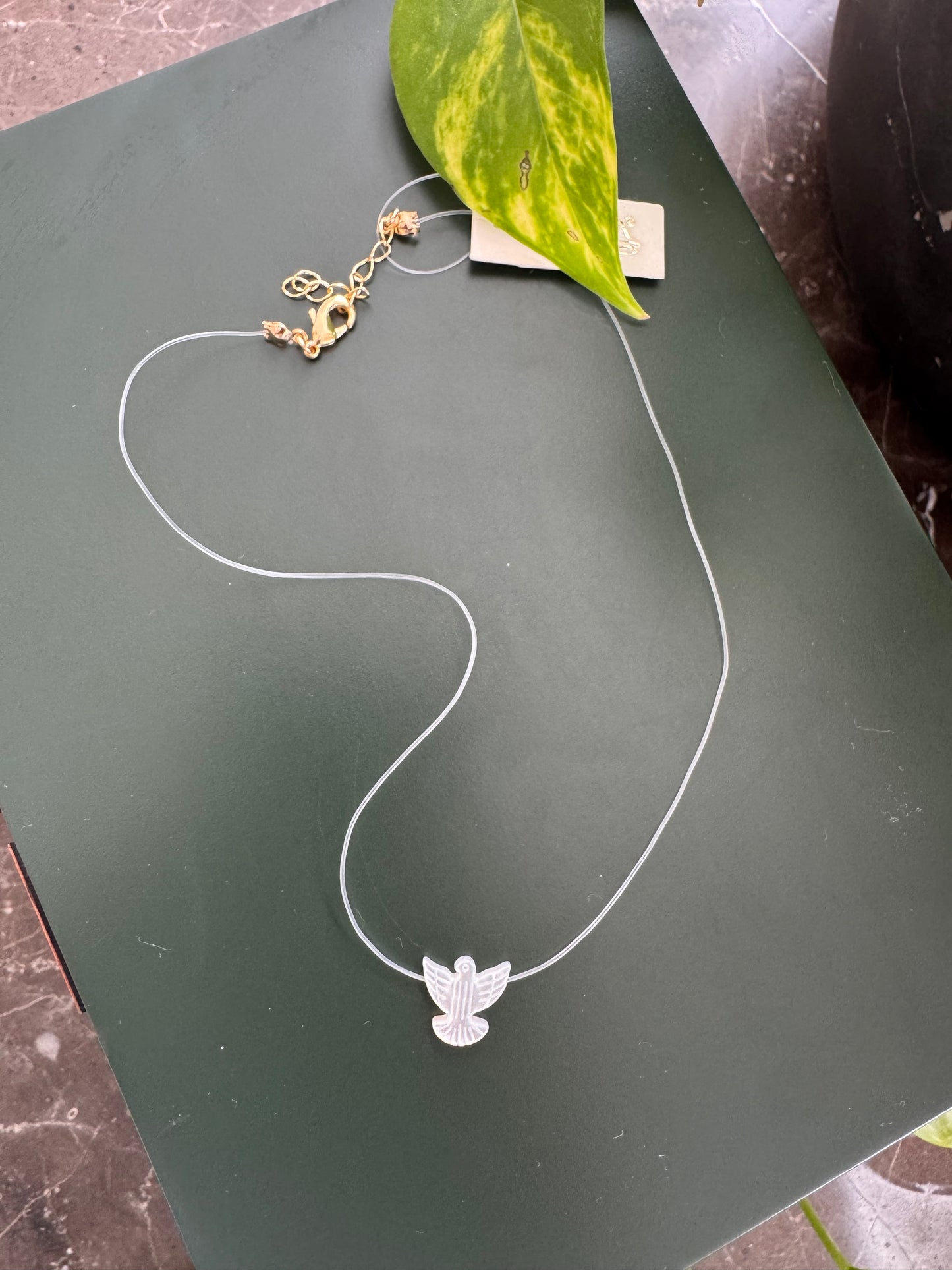 Colar com Espírito Santo em Madrepérola – Fio de Nylon