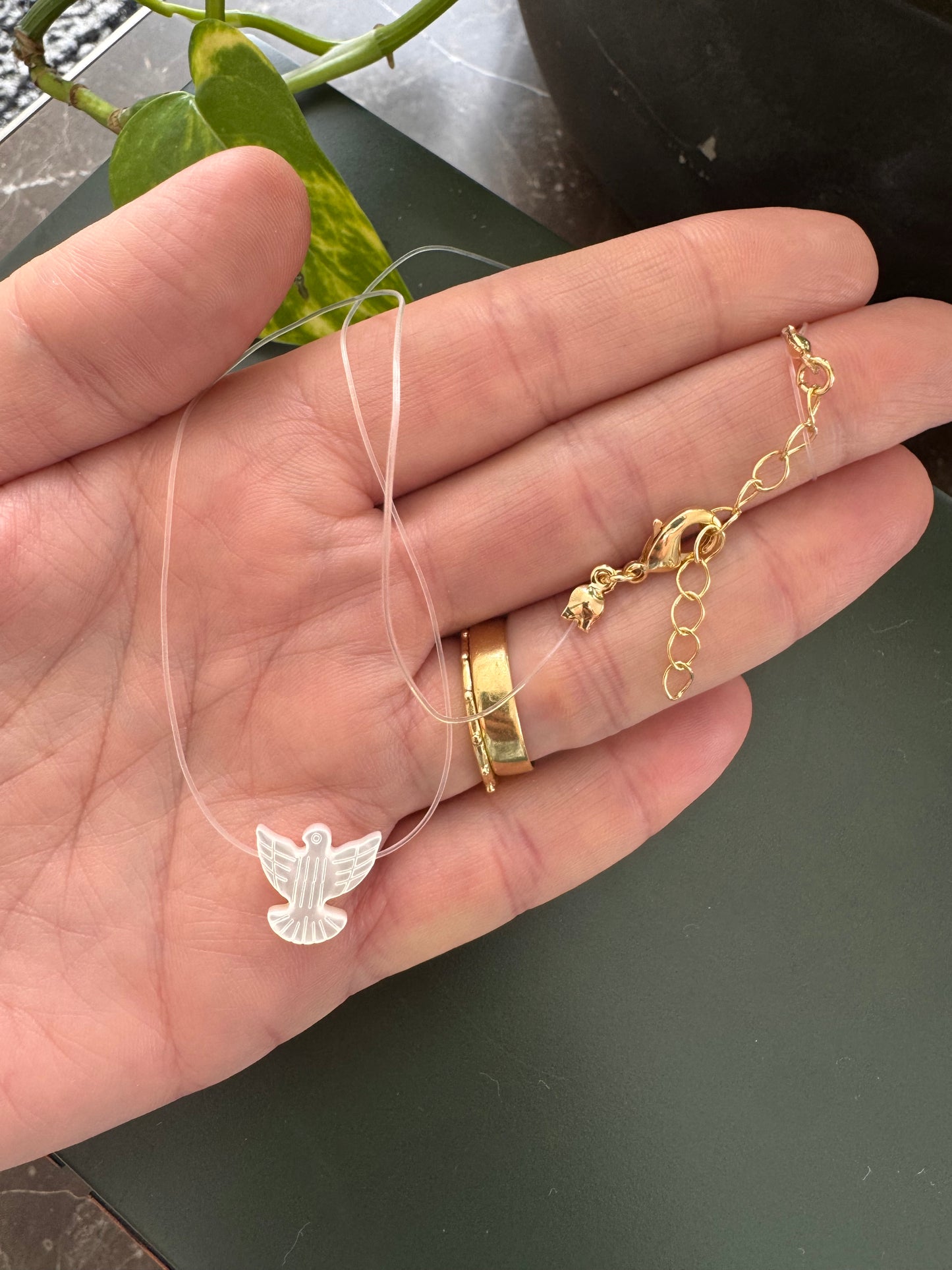 Colar com Espírito Santo em Madrepérola – Fio de Nylon