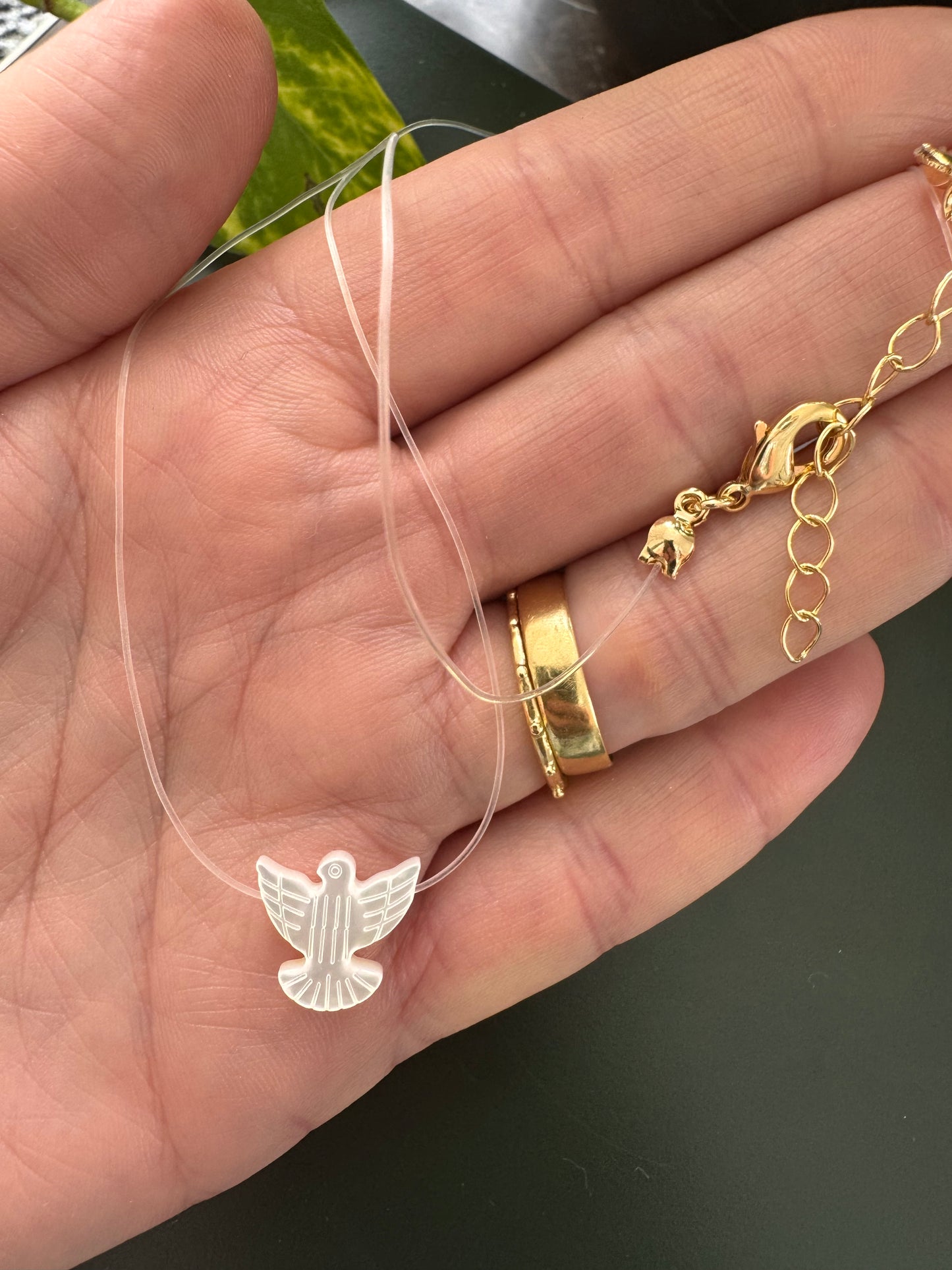 Colar com Espírito Santo em Madrepérola – Fio de Nylon