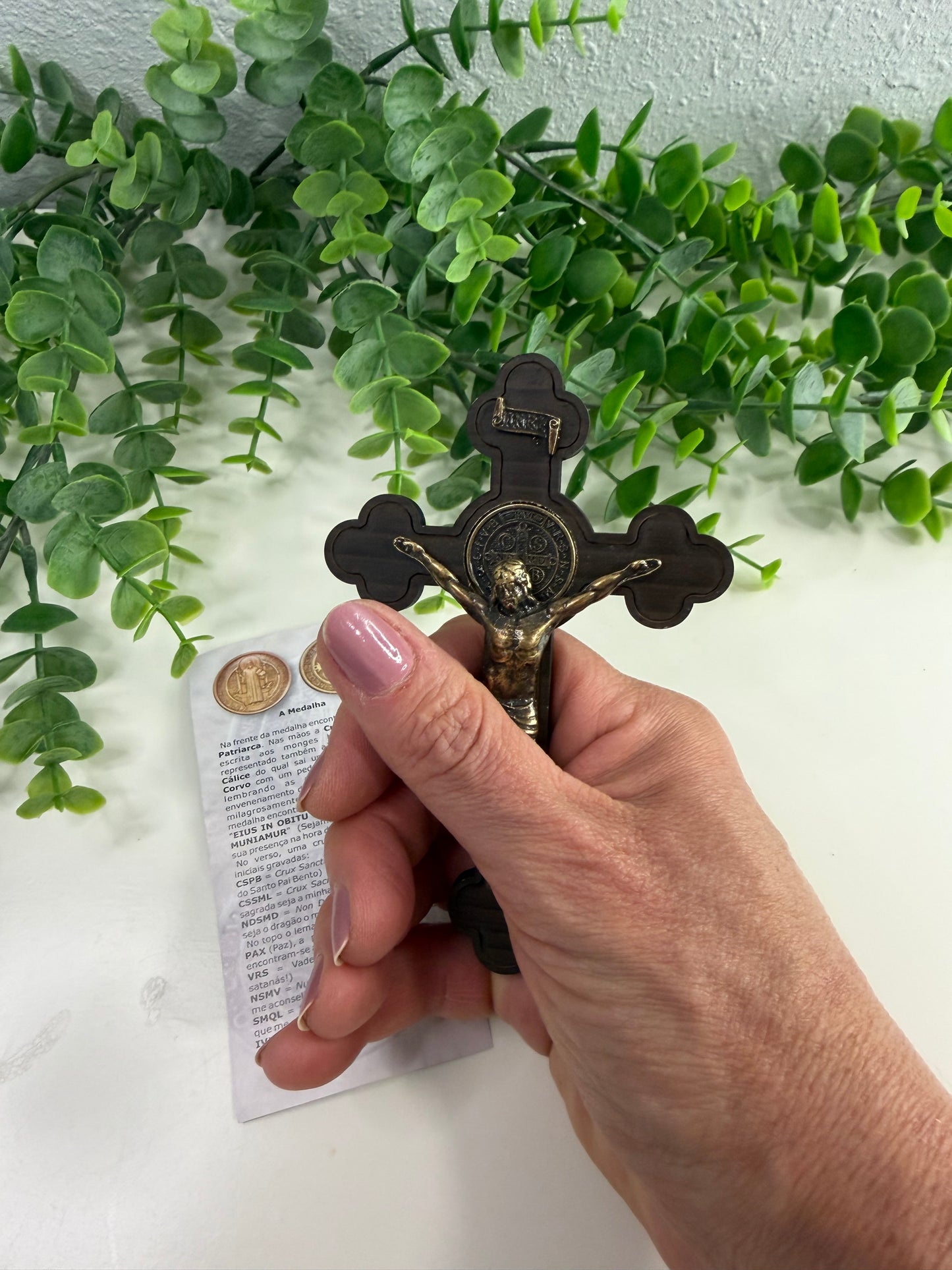 Cruz de São Bento – MDF Amadeirado com Medalha
