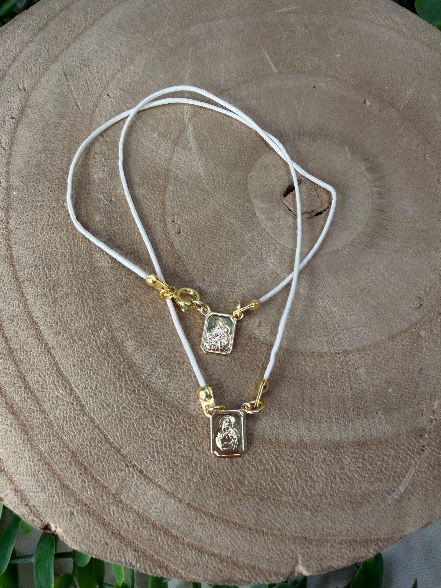 Escapulário Choker de Cordão – Banhado a Ouro