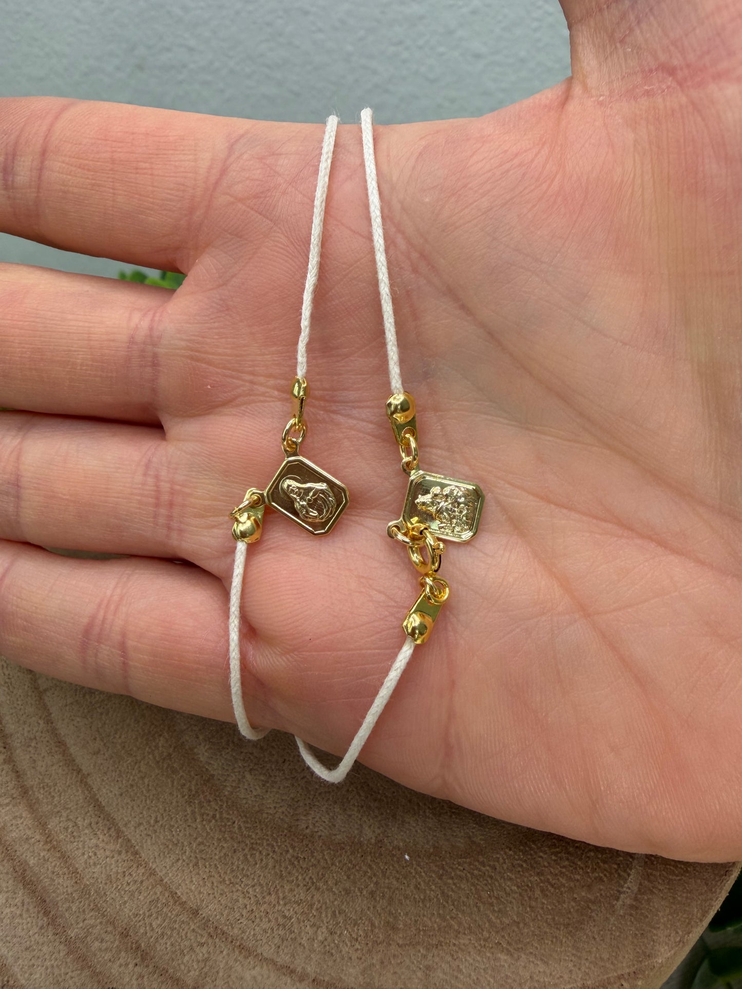 Escapulário Choker de Cordão – Banhado a Ouro