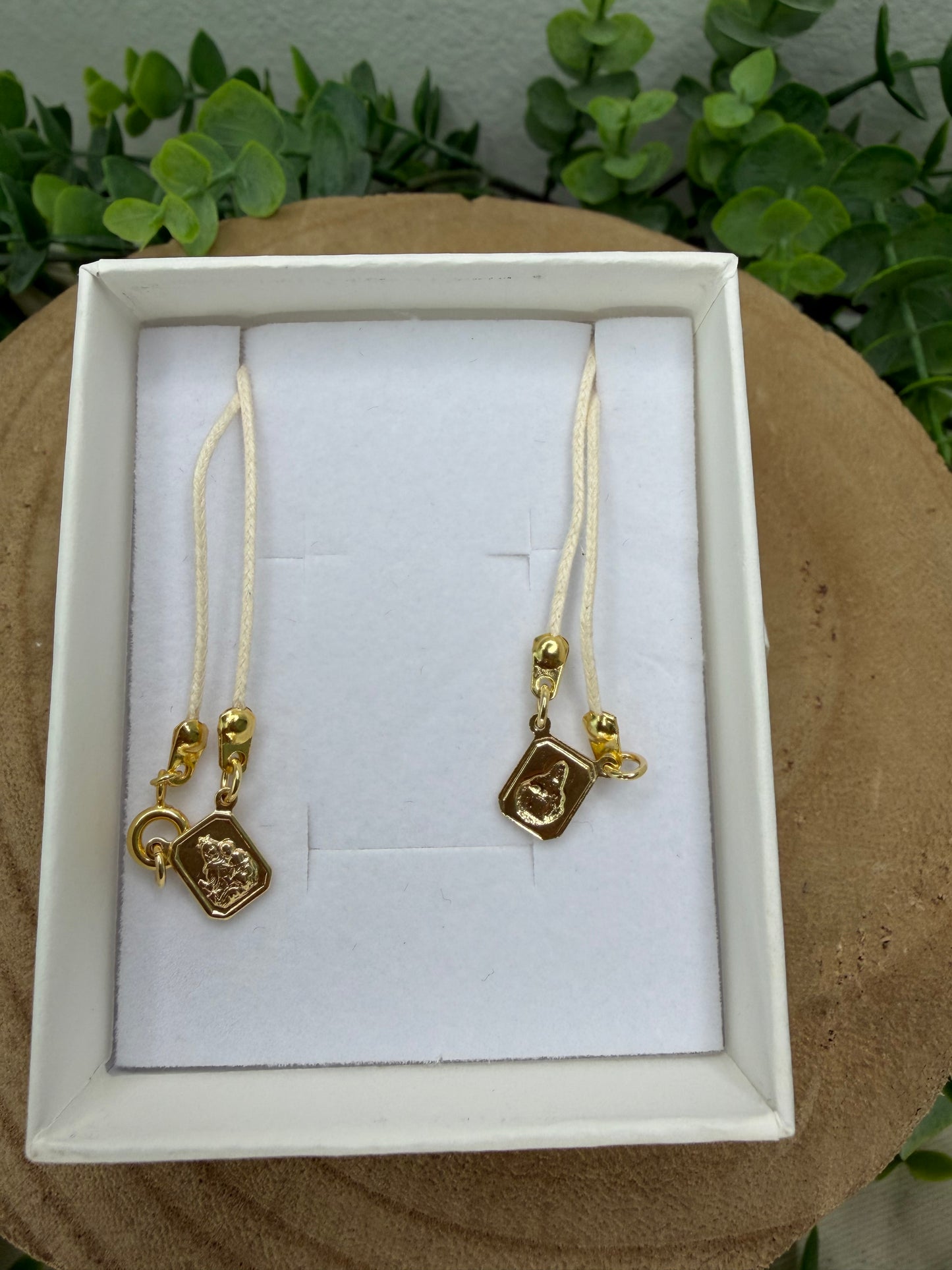 Escapulário Choker de Cordão – Banhado a Ouro