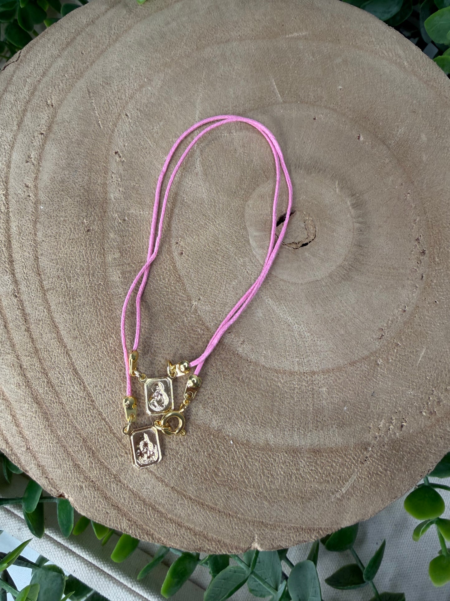 Escapulário Choker de Cordão – Banhado a Ouro