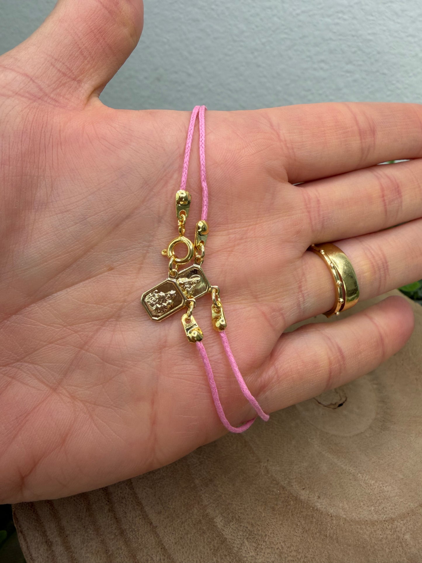 Escapulário Choker de Cordão – Banhado a Ouro