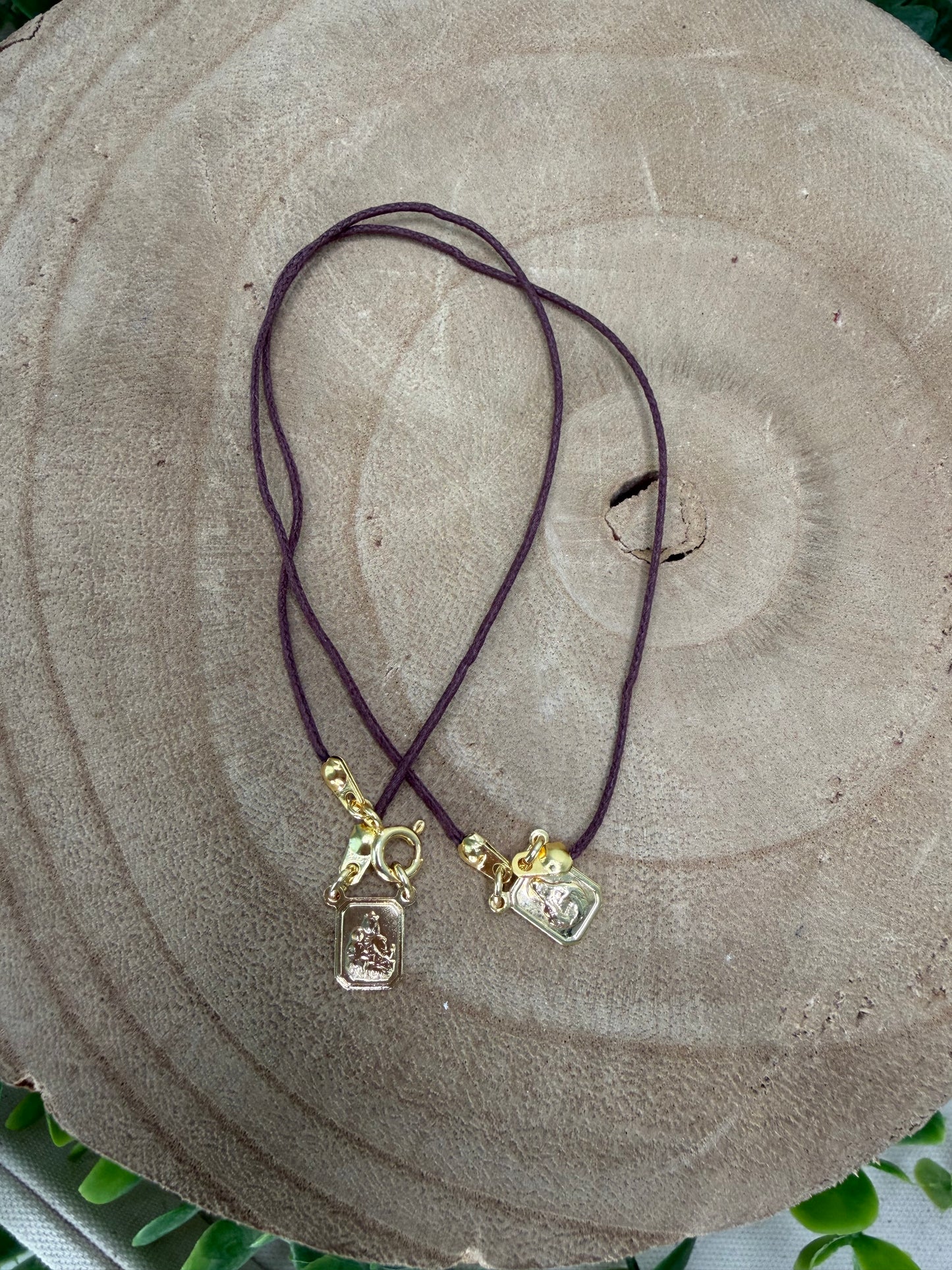 Escapulário Choker de Cordão – Banhado a Ouro