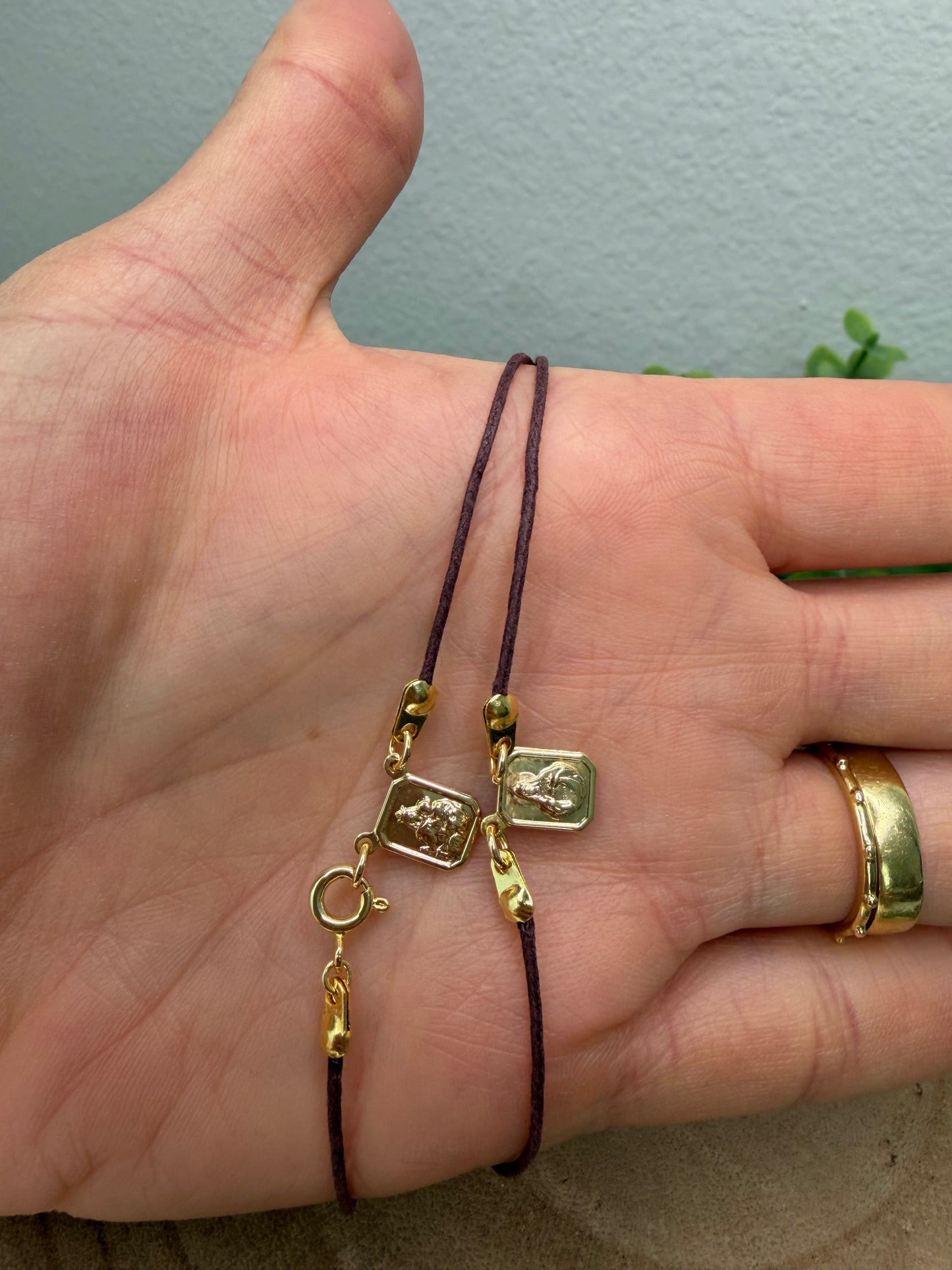 Escapulário Choker de Cordão – Banhado a Ouro