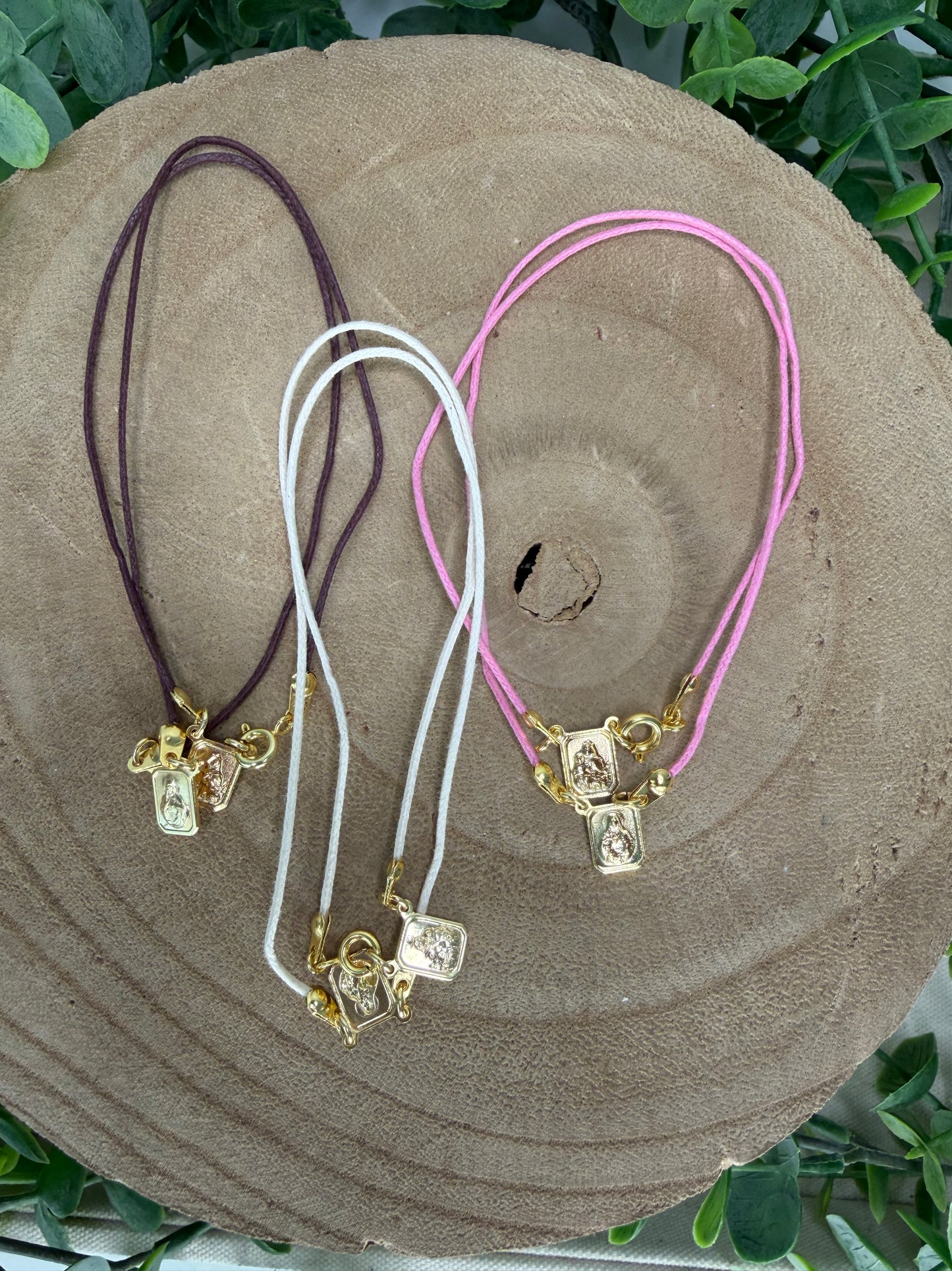 Escapulário Choker de Cordão – Banhado a Ouro