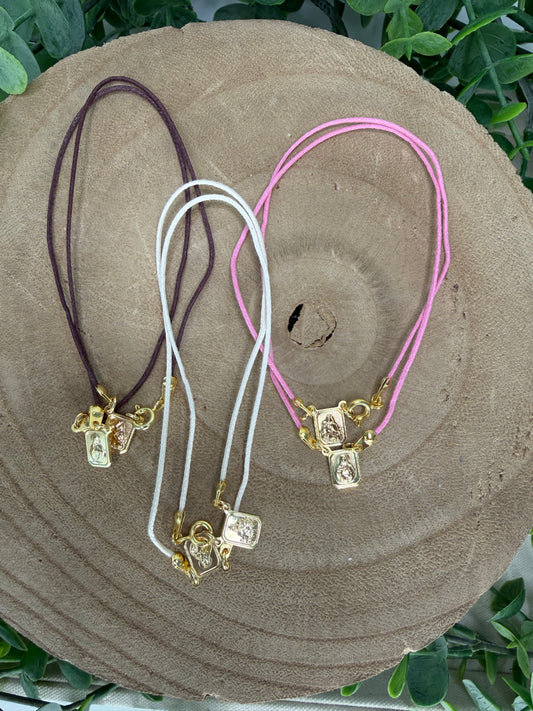 Escapulário Choker de Cordão – Banhado a Ouro