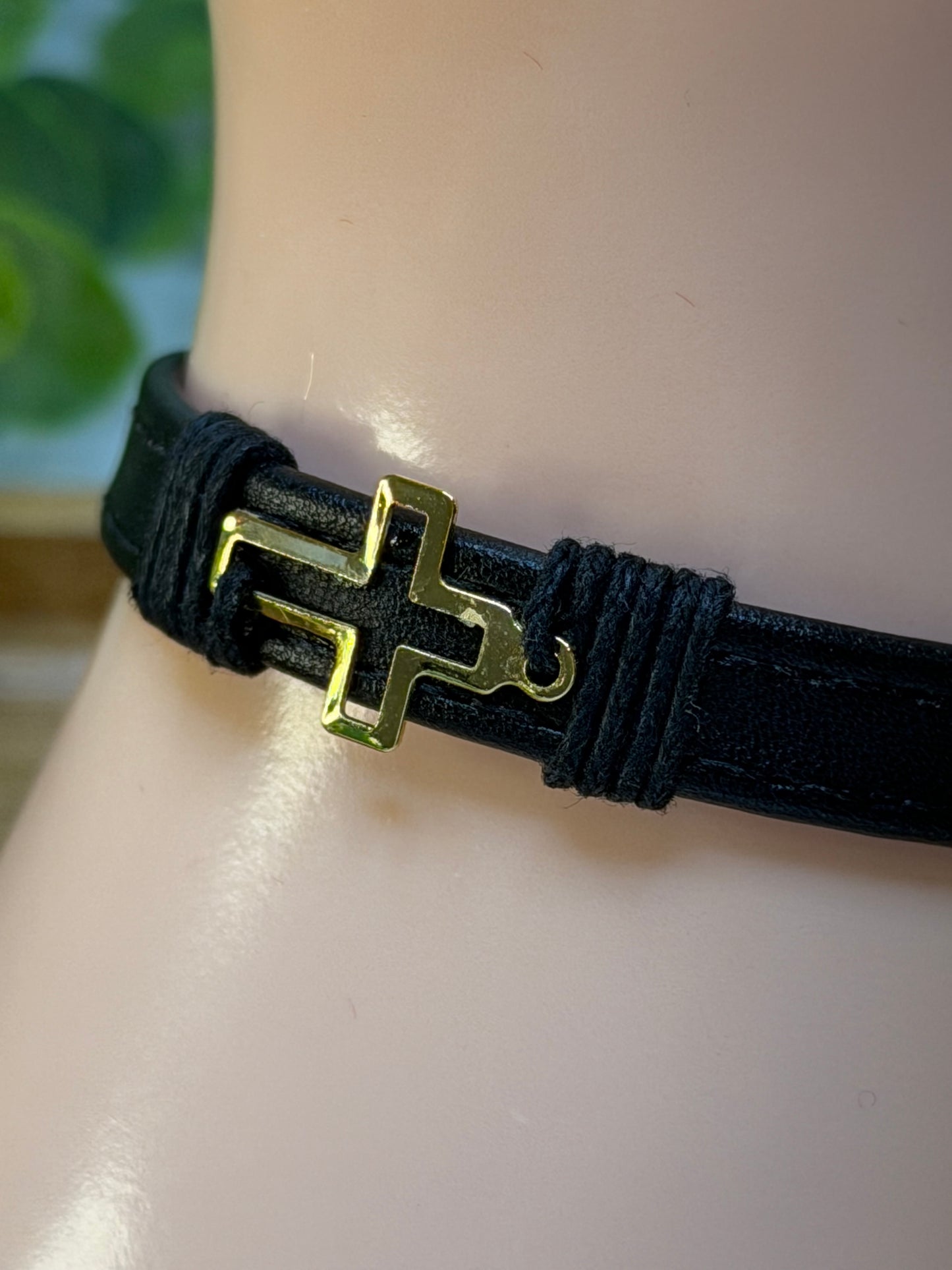 Pulseira Corino com Cruz Vazado