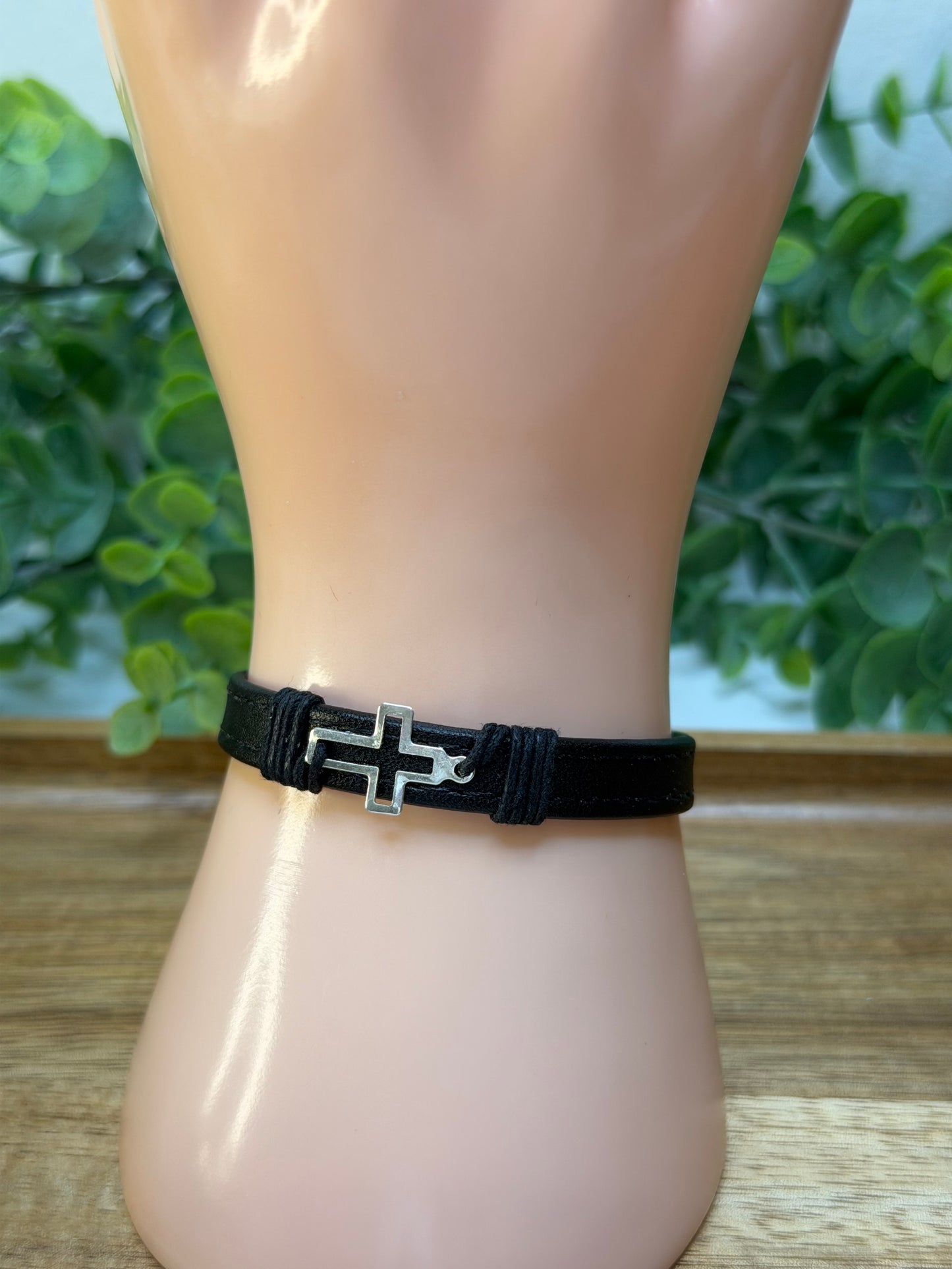 Pulseira Corino com Cruz Vazado