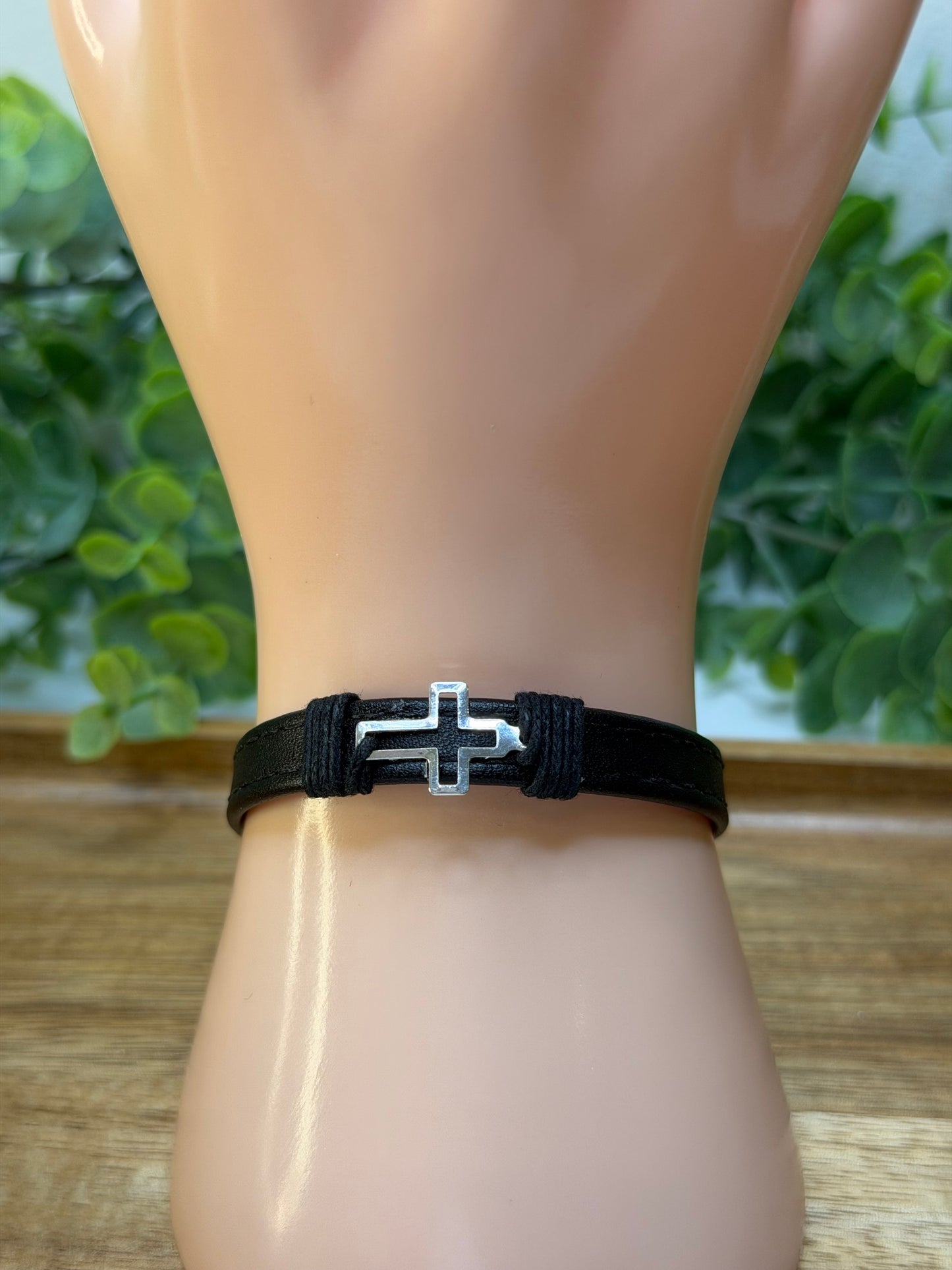Pulseira Corino com Cruz Vazado