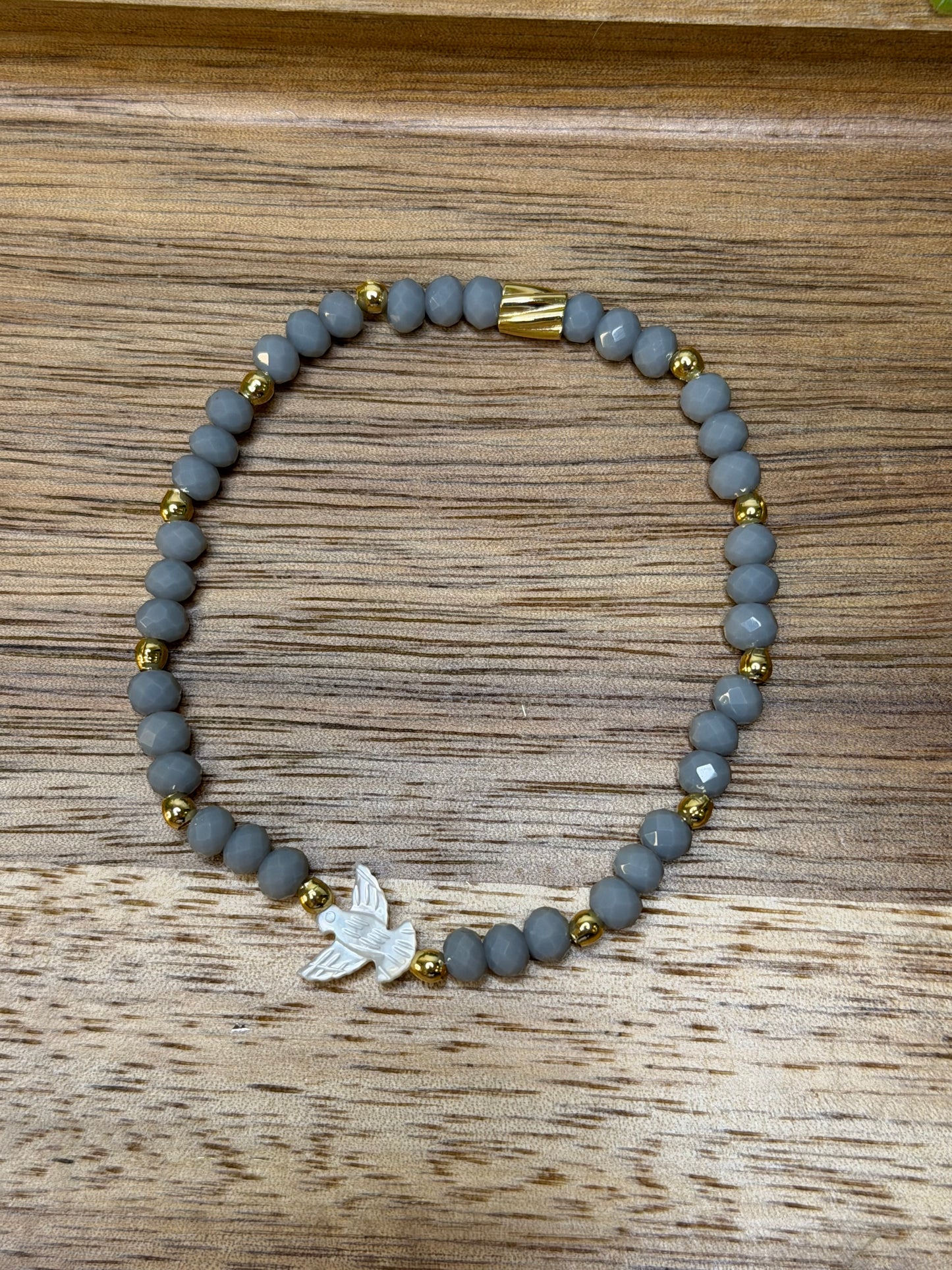 Pulseira de Cristais com Espírito Santo em Madrepérola
