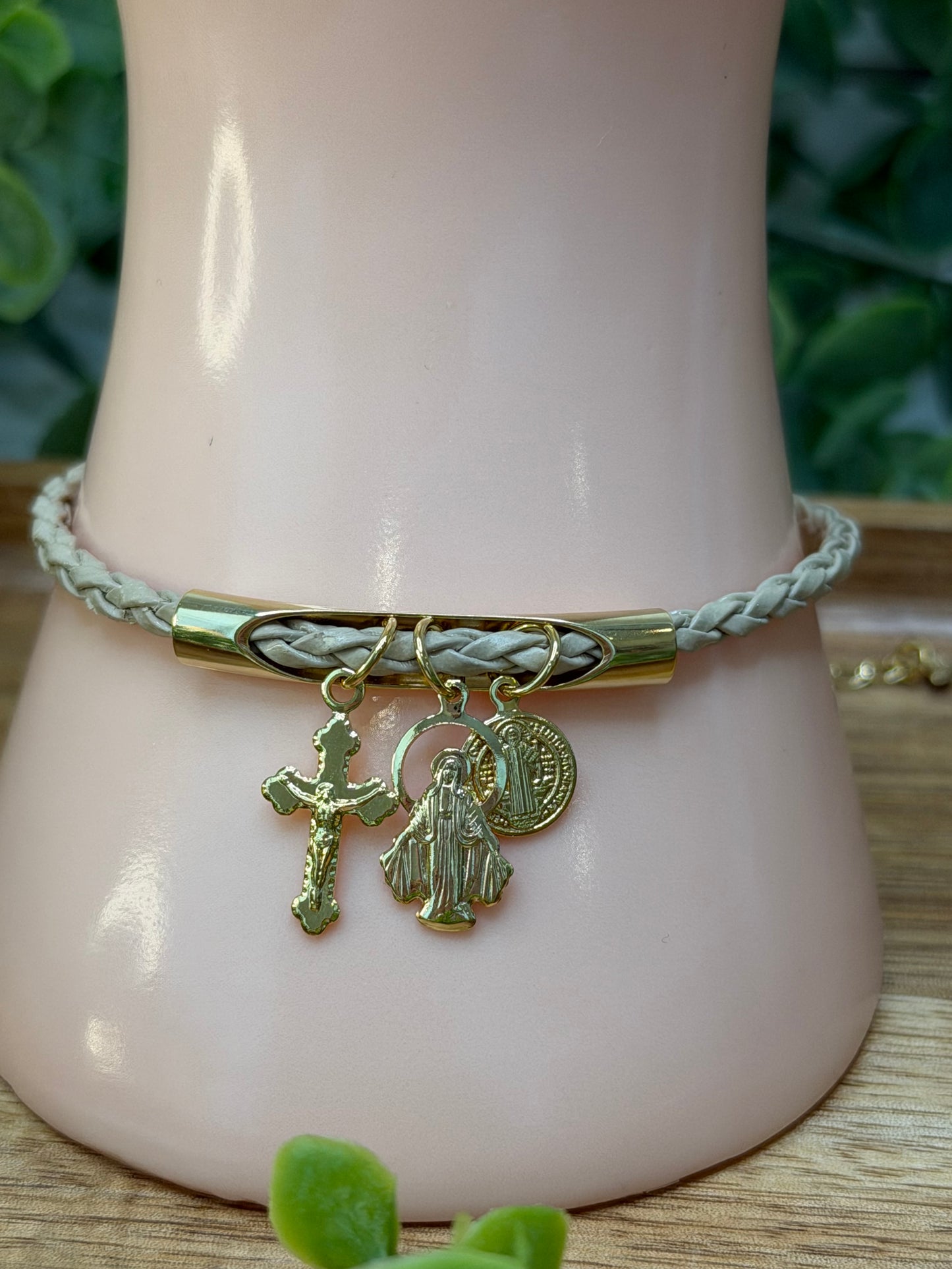 Pulseira Feminina Corino Trançado – Crucifixo, Nossa Senhora das Graças e São Bento