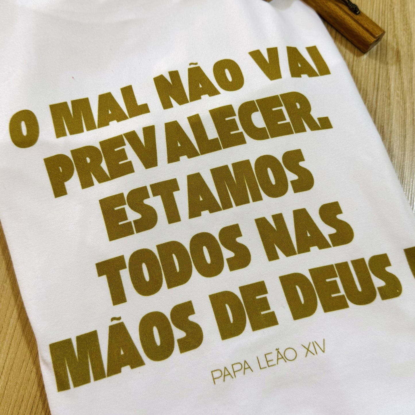 Camiseta Papa Leão XIV – Estamos nas Mãos de Deus (Unisex)