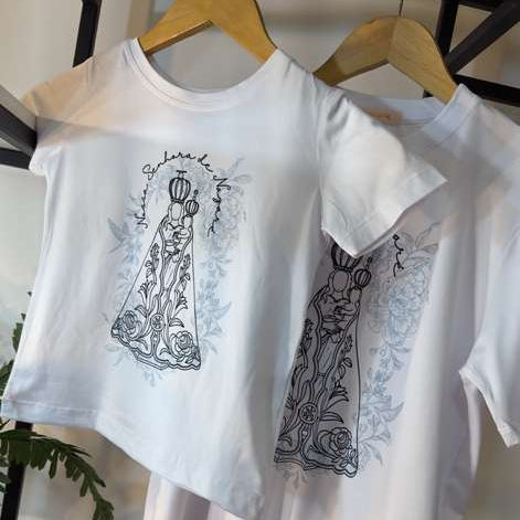 Camiseta Nossa Senhora de Nazaré – Mãe que Caminha com Seus Filhos (Unisex)