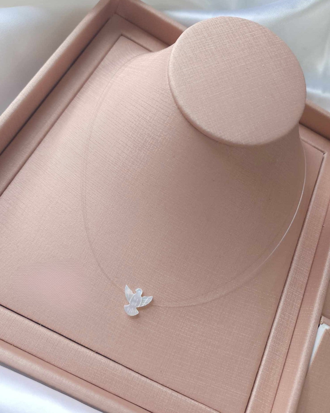 Colar com Espírito Santo em Madrepérola – Fio de Nylon