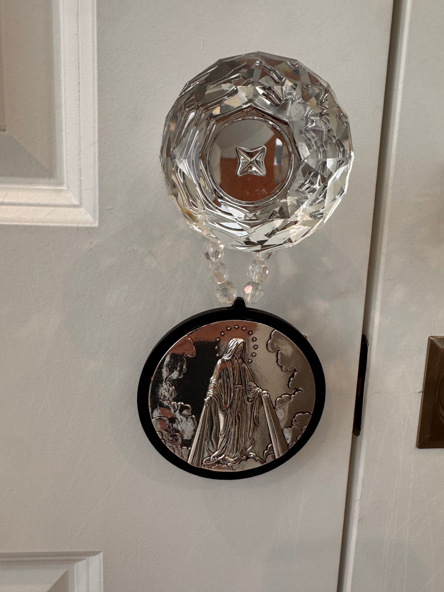 Adorno de Porta da Nossa Senhora das Graças e Medalha Milagrosa