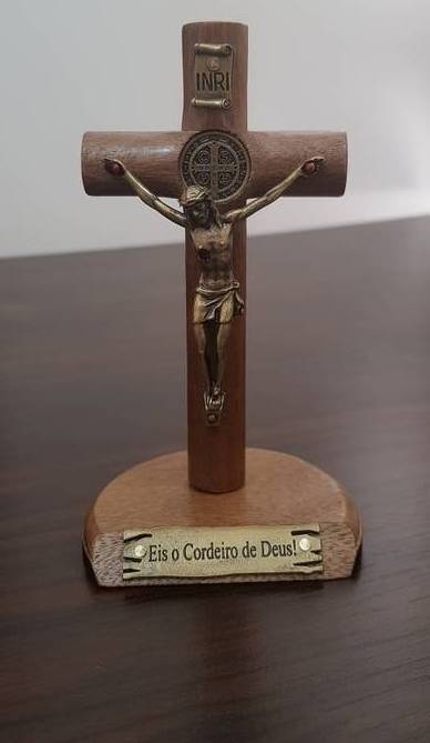 Crucifixo de Mesa em Madeira com Medalha de São Bento – 12 cm
