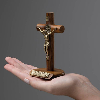 Crucifixo de Mesa em Madeira com Medalha de São Bento – 12 cm