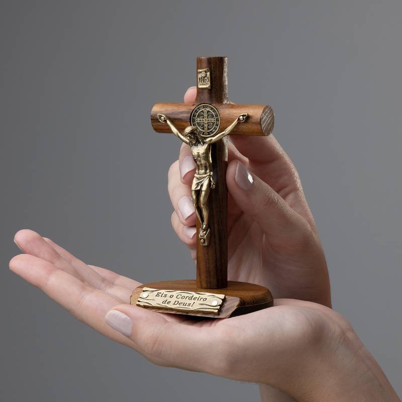 Crucifixo de Mesa em Madeira com Medalha de São Bento – 12 cm