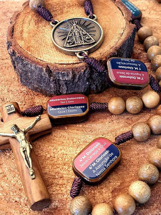 Terço de Madeira Imbuia com Mistérios Resinados – Contas 10 mm