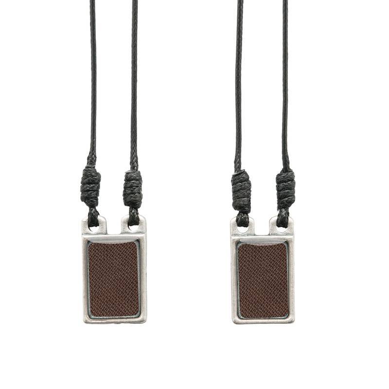 Escapulário em Metal – Prata Velha com Resina Colorida e Folheto