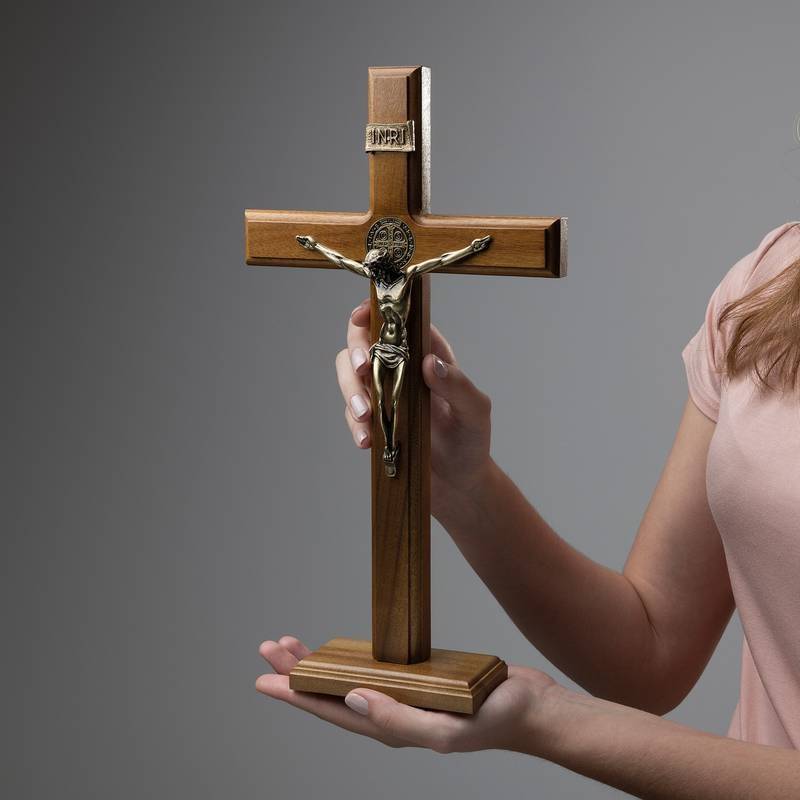 Crucifixo Tradicional em Madeira – 35 cm  com Medalha de São Bento | Mesa ou Parede