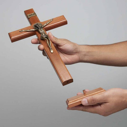 Crucifixo Tradicional em Madeira – 35 cm  com Medalha de São Bento | Mesa ou Parede