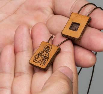 Escapulário de Couro com Folheto – Nossa Senhora do Carmo