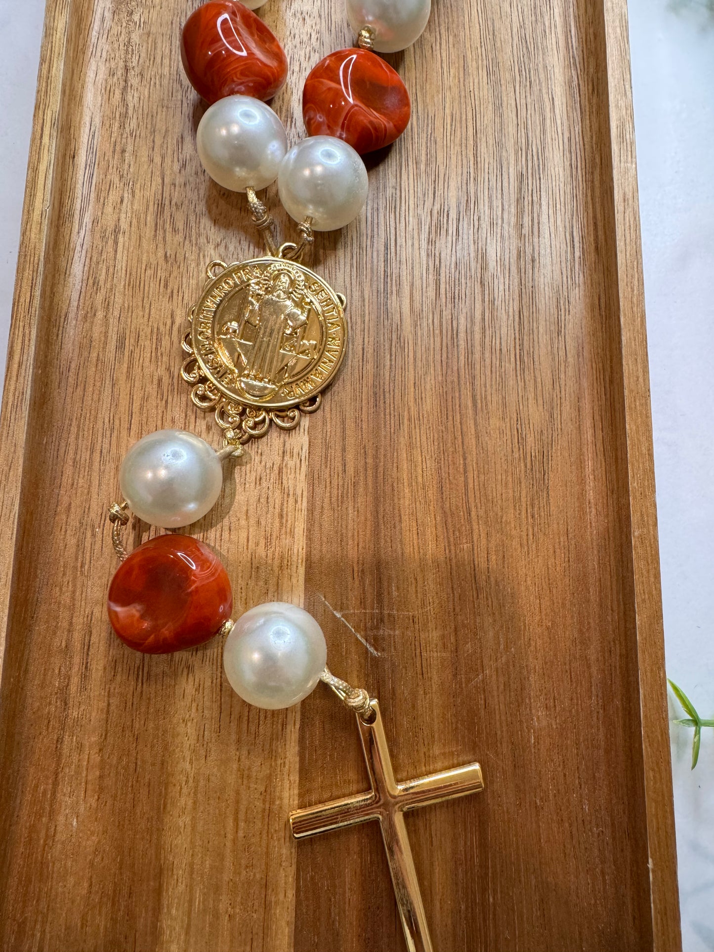 Collar de mesa decorativo con medalla de San Benito