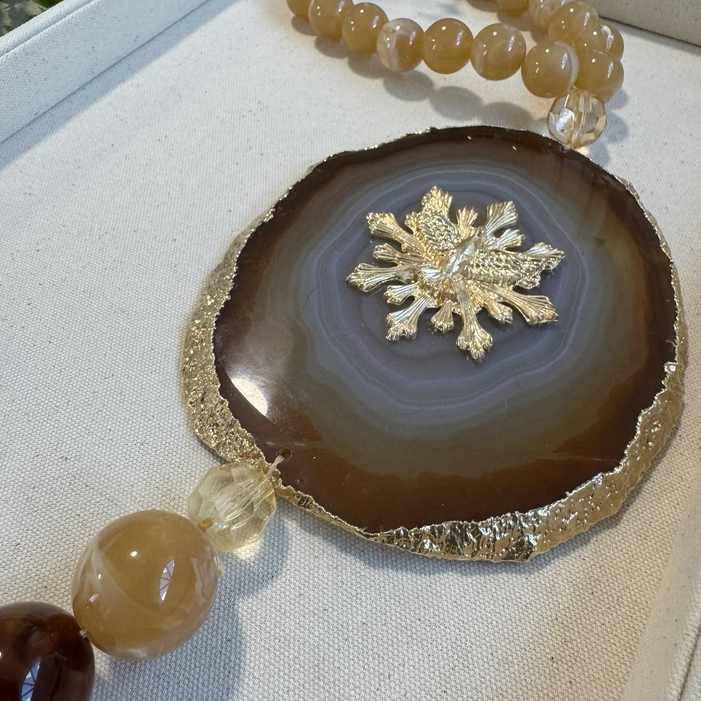 Colar de Mesa Decorativo Espírito Santo em Resina – Tons Caramelo